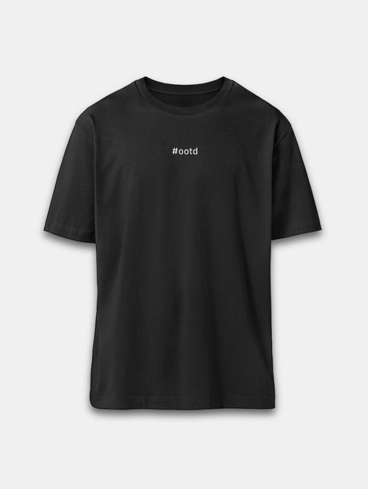 Oversize T-Shirt von vorne in Schwarz mit #ootd-Stick auf der Brust